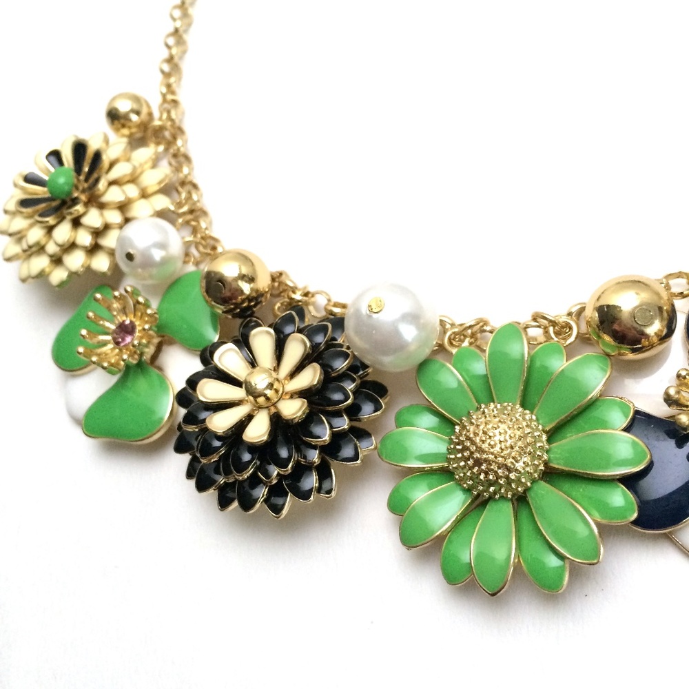 NWOT Flower Necklace - Picture 2 of 6